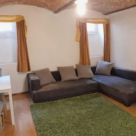 Old 2-room Souterrain Flat *