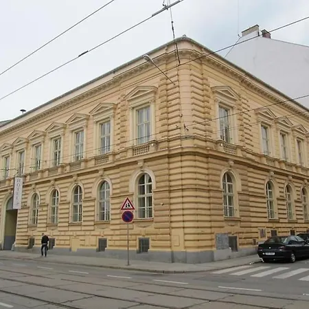 Old 2-room Souterrain Flat